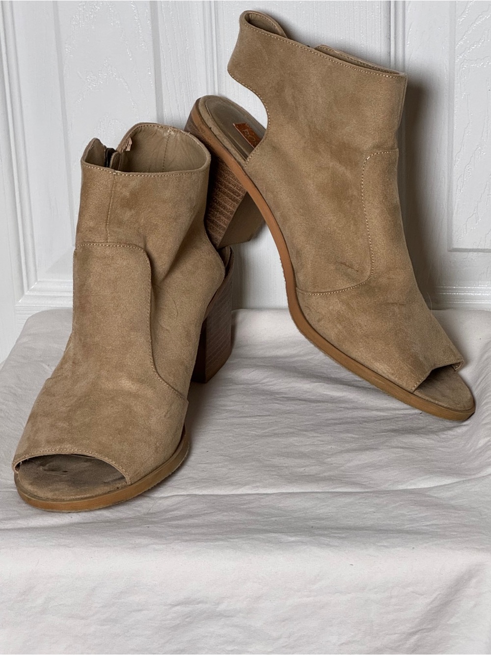 Rocket Dog Tan Faux Suede Boho Peep-Toe Cutout Ankle Booties – Size 8.5